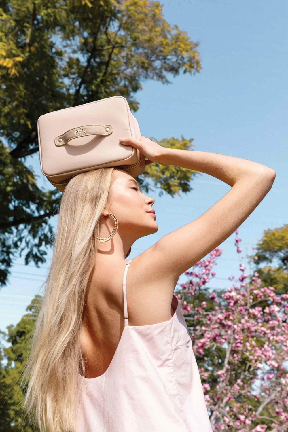 The Hanging Cosmetic Case in Beige - Image 4